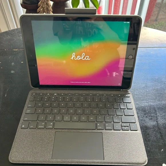 7th Gen iPad Bundle with keyboard and pencil - Picture 4 of 10